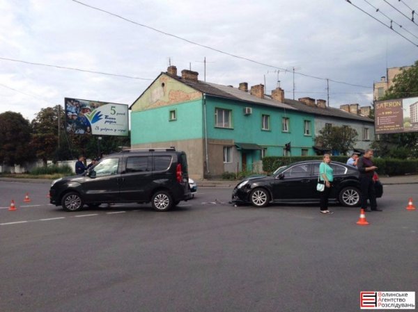 У Луцьку ДТП: легковик врізався у фургон. ФОТО