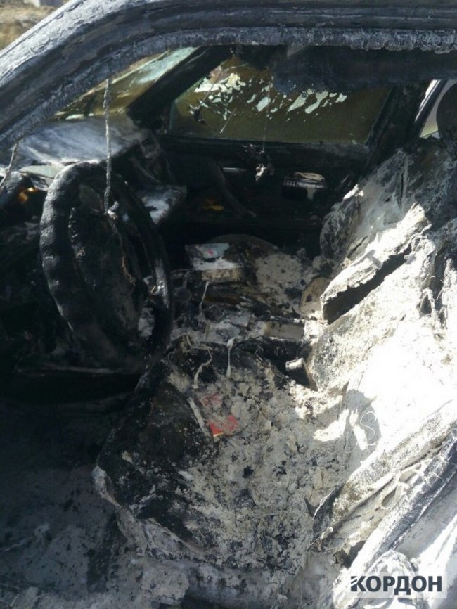 На Волині посеред траси горів Mercedes. ФОТО