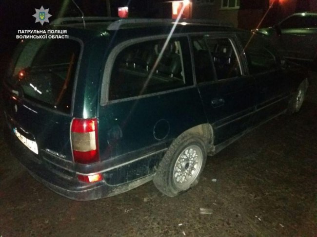 У Луцьку покинуте авто півроку простояло на дорозі