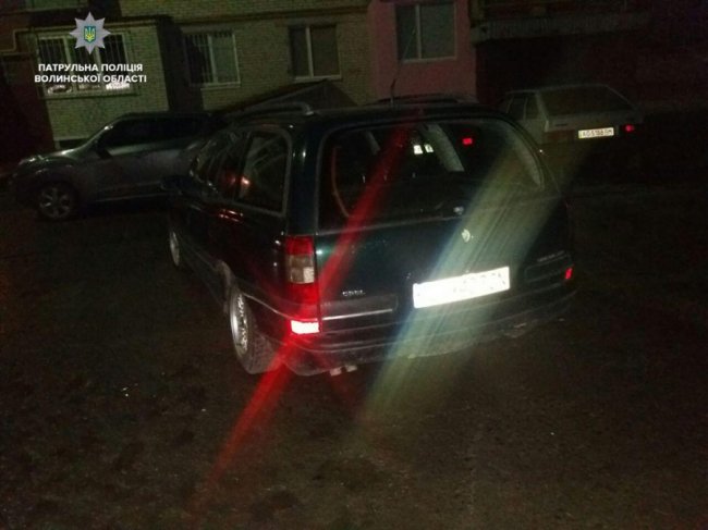 У Луцьку покинуте авто півроку простояло на дорозі