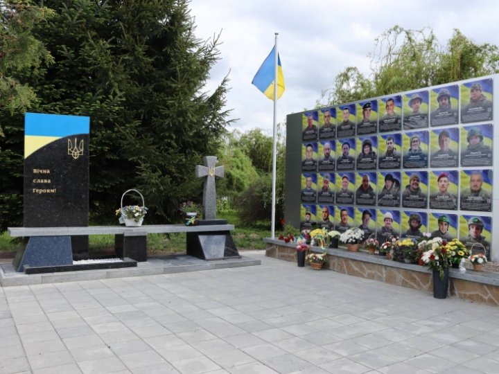 У громаді на Волині відкрили меморіальний комплекс Героїв України. ФОТО
