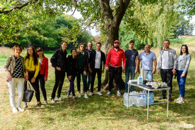 «Ми можемо прибрати, а ви хоча б не смітіть»: як у Луцьку розчищали парк на Потебні