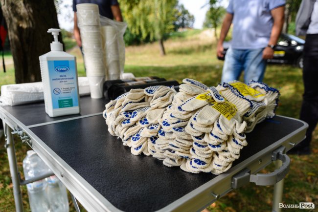 «Ми можемо прибрати, а ви хоча б не смітіть»: як у Луцьку розчищали парк на Потебні