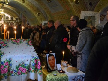 Як у Луцьку прощалися із відомим журналістом Юрієм Яцюком. Спогади із натовпу. ФОТО