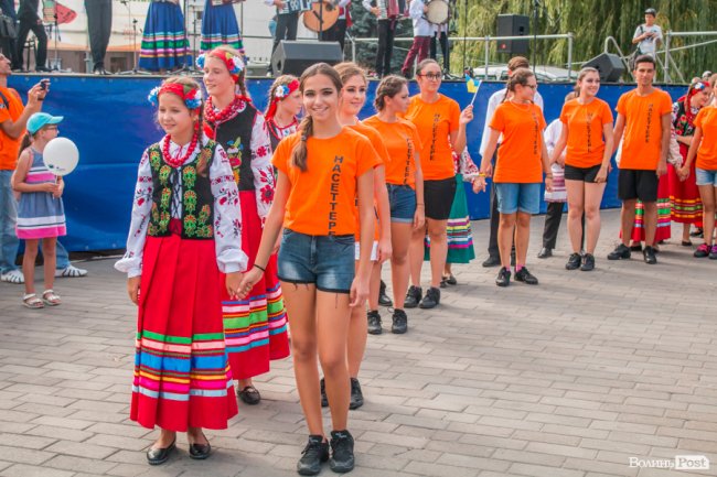 Учасники міжнародного фесту вчили лучан танцювати. ФОТО