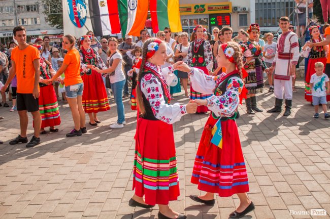 Учасники міжнародного фесту вчили лучан танцювати. ФОТО