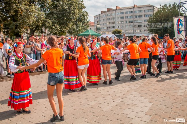 Учасники міжнародного фесту вчили лучан танцювати. ФОТО