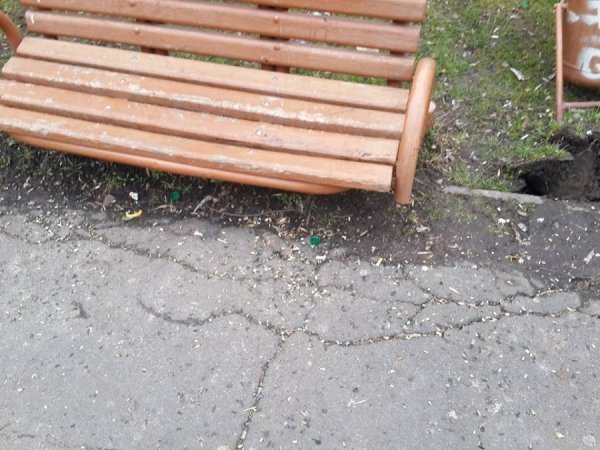 В Луцькому парку «попорядкували» вандали. ФОТО