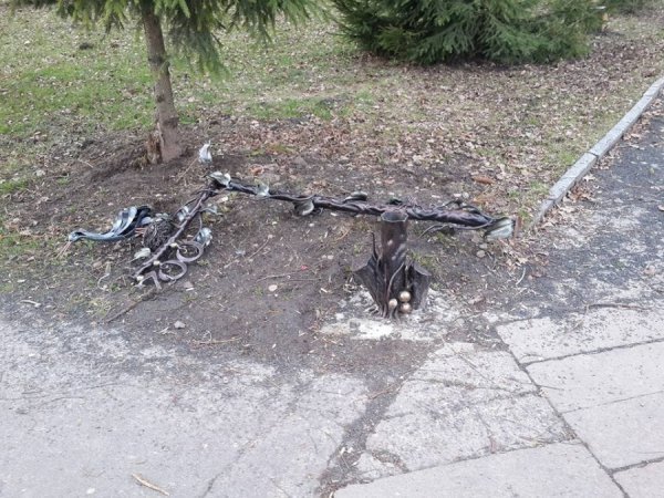 В Луцькому парку «попорядкували» вандали. ФОТО