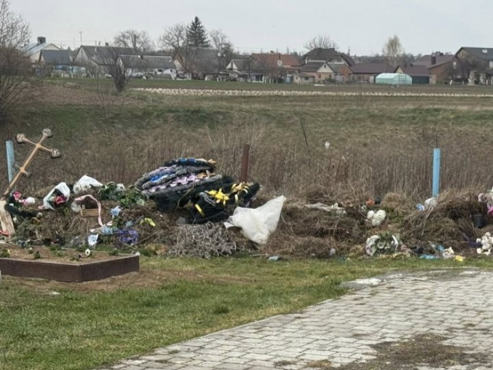 Передвеликоднє прибирання: біля Луцька люди влаштували смітник посеред кладовища