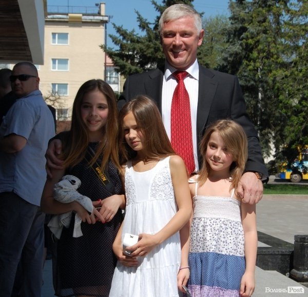 В оточені двох донечок  усмішка бізнесмена Олега Чернецького виглядає ще більш блискуючою