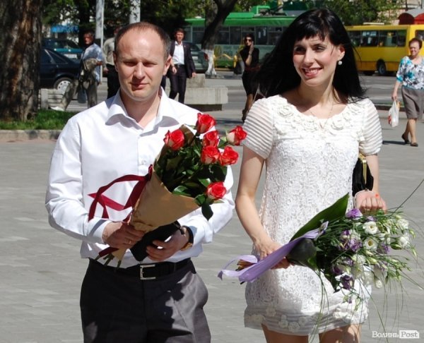 Керівник управління юстиції Ігор Оксенчук разом із дружиною прихопили для когось букети 