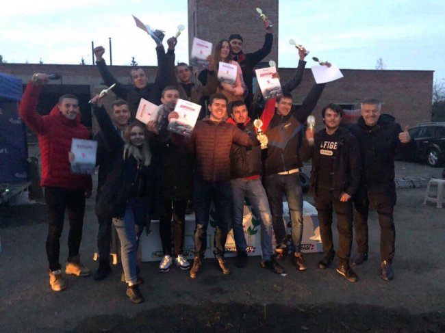 Під Луцьком влаштували екстремальні автогонки. ФОТО 