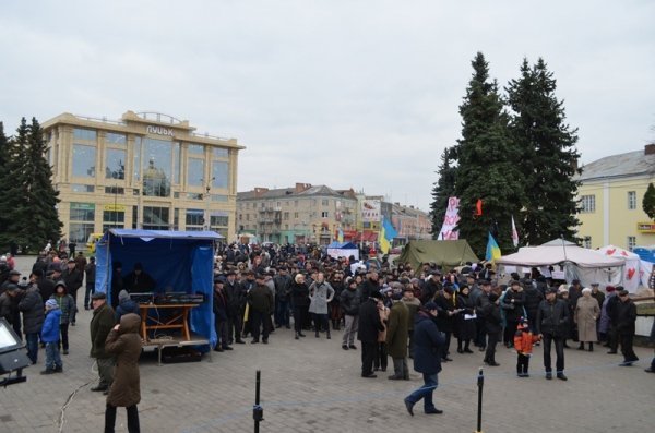 Луцький Євромайдан: люди виходять на віче
