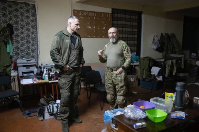 Віталій Кличко відвіз чергову партію допомоги захисникам на передову – дрони, РЕБ, броньовик