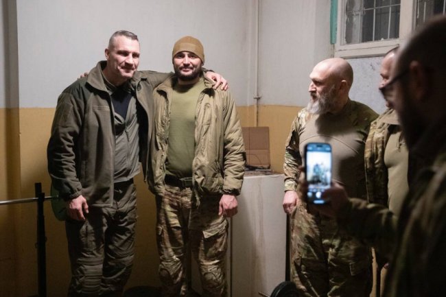 Віталій Кличко відвіз чергову партію допомоги захисникам на передову – дрони, РЕБ, броньовик