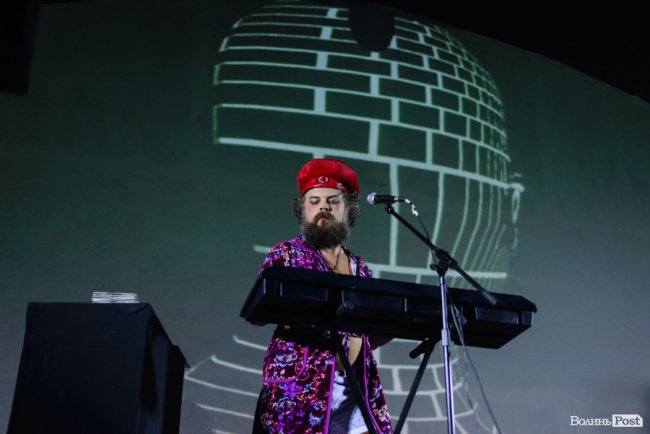 «GAS у Луцьку доведеться освячувати»: ФОТОРЕПОРТАЖ з епатажного концерту «Хамерманів» в халатах і трусах