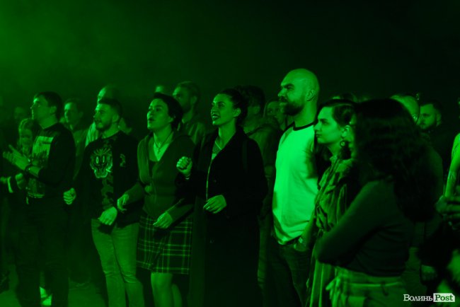 «GAS у Луцьку доведеться освячувати»: ФОТОРЕПОРТАЖ з епатажного концерту «Хамерманів» в халатах і трусах