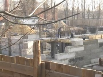 Обіцяли 2 поверхи, а зводять – 9: лучани проти будівництва багатоповерхівки