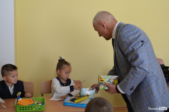 Кольорові стіни, ігрова кімната і басейн: луцька школа №27 зсередини. ФОТО