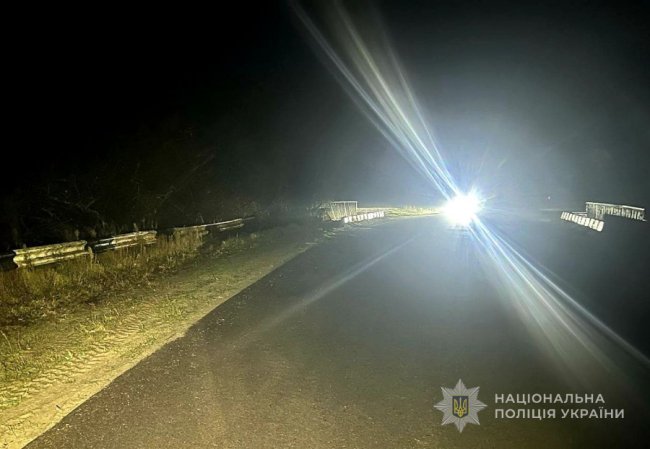 Автівка на Волині злетіла з мосту: двоє постраждалих