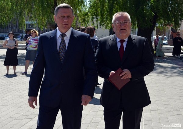 Луцьк напередодні Дня Перемоги: вишиванки і георгіївські стрічки. ФОТО