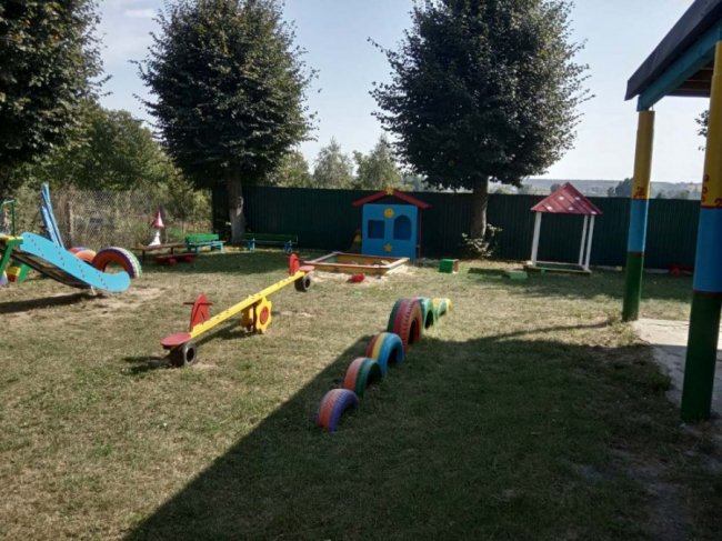 Креативили для дітей: під Луцьком батьки і вчителі прикрасили школу і дитсадок. ФОТО