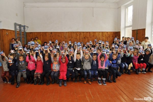 Вручення новорічних подарунків у школі села Старий Чорторийськ