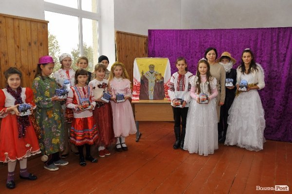 Вручення новорічних подарунків у школі села Старий Чорторийськ