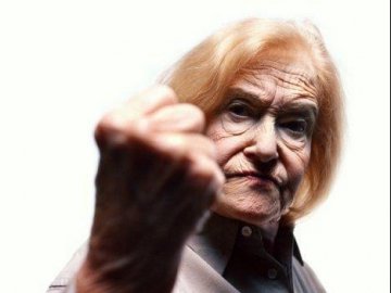 На Волині пенсіонерка побила чужу дитину, бо та ганяла курчат і голосно гралася