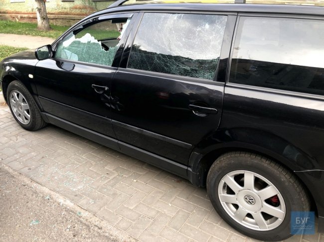 На Волині п'яний чоловік розтрощив магазин та авто колишньої дружини. ФОТО. ВІДЕО