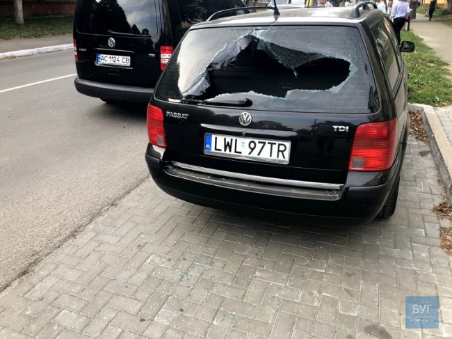 На Волині п'яний чоловік розтрощив магазин та авто колишньої дружини. ФОТО. ВІДЕО