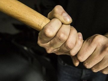 На Волині чоловік палицею вбив дружину, а на суді заявив, що робив їй масаж