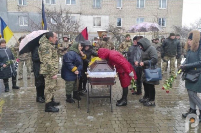 Загиблого Героя Юрія Повшука навколішки зустріли у центрі Рожища. ФОТО. ВІДЕО