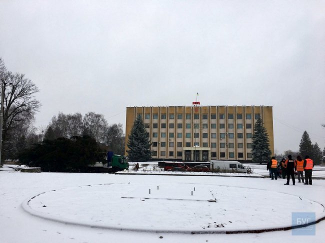 У Нововолинську під час встановлення розвалилася головна ялинка міста. ФОТО