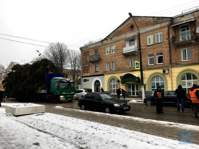 У Нововолинську під час встановлення розвалилася головна ялинка міста. ФОТО