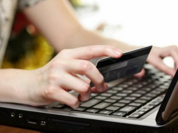 Без плаття та мобільного телефона: інтернет-шахраї «розвели» двох волинян