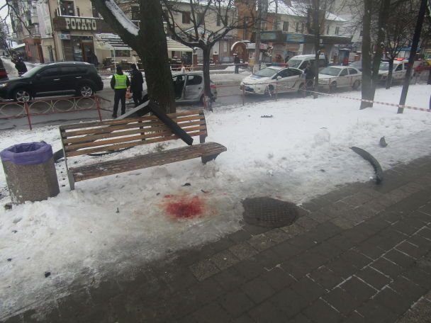 П’яна дівчина в’їхала в пішоходів: загинула жінка. ФОТО. ВІДЕО