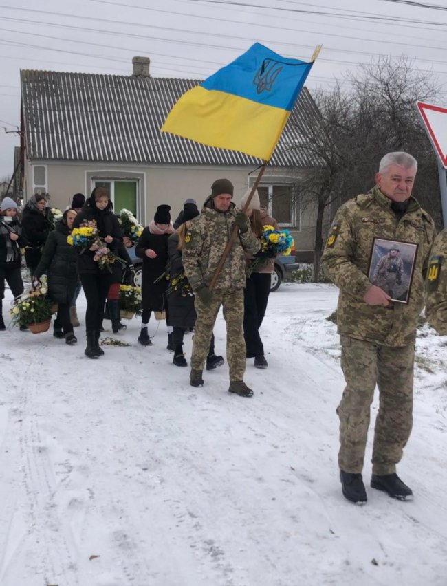 Осиротіли двоє діток: на Волині попрощалися з Героєм Петром Басанським