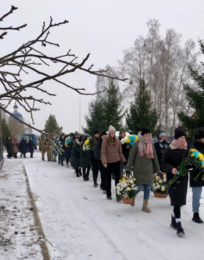 Осиротіли двоє діток: на Волині попрощалися з Героєм Петром Басанським