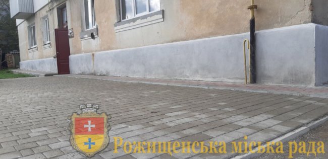 Сад, бруківка, сонячна батарея: показали, як на Волині змінився багатоквартирний будинок після створення ОСББ