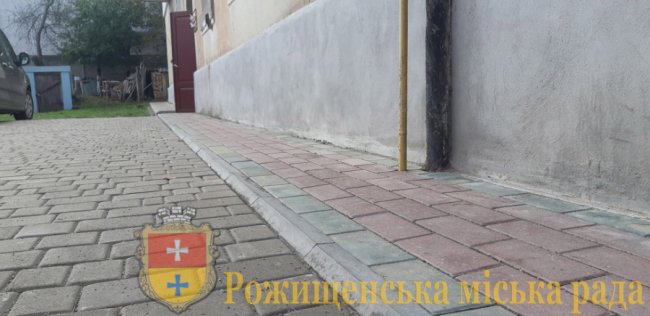 Сад, бруківка, сонячна батарея: показали, як на Волині змінився багатоквартирний будинок після створення ОСББ