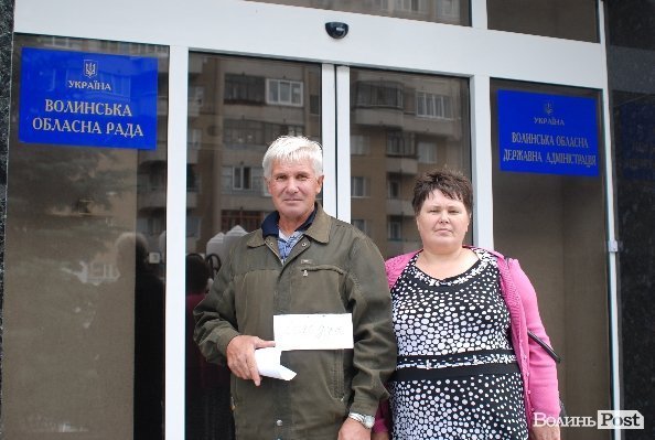 У Луцьку під «білим домом» голодує чоловік