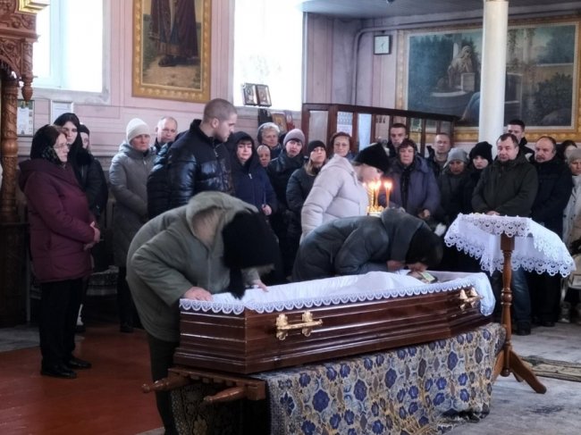 Волиняни навколішки прощалися із Героєм Валерієм Калішем