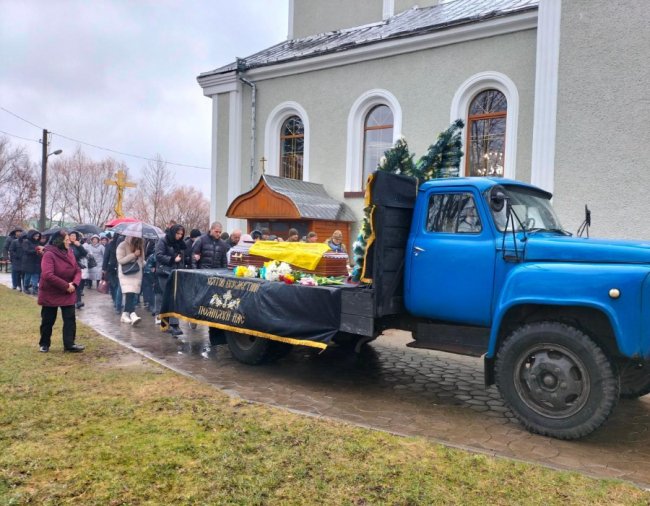 Волиняни навколішки прощалися із Героєм Валерієм Калішем
