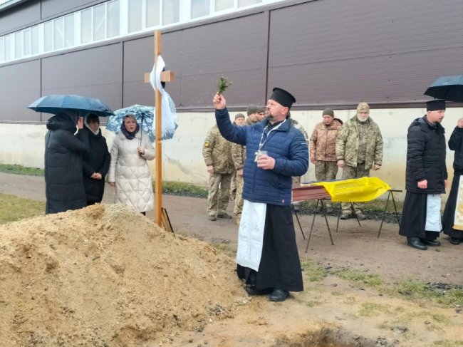 Волиняни навколішки прощалися із Героєм Валерієм Калішем