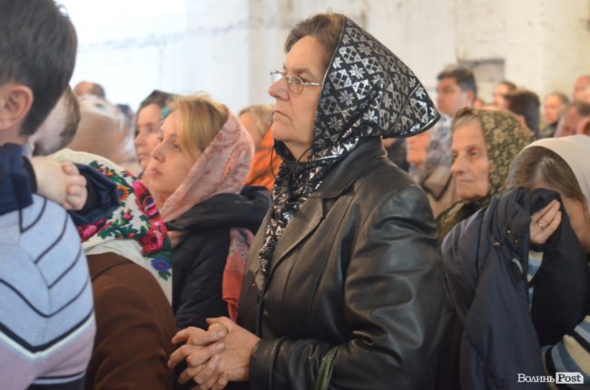 Килим із квітів та цілування рук: як у Луцьку зустріли Онуфрія. ФОТОРЕПОРТАЖ