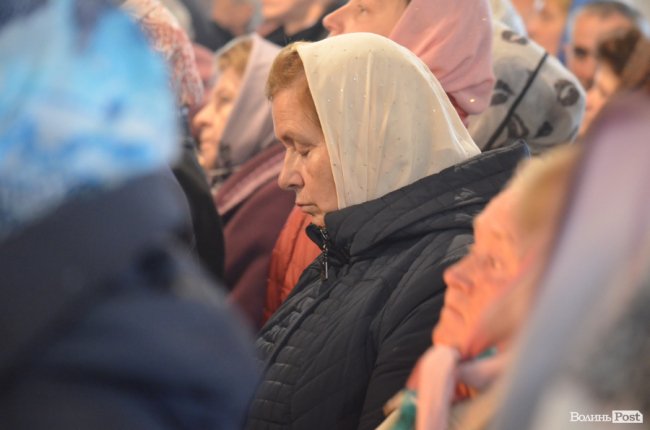 Килим із квітів та цілування рук: як у Луцьку зустріли Онуфрія. ФОТОРЕПОРТАЖ