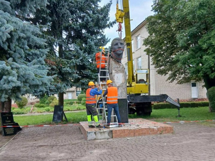 У селищі на Волині демонтували радянський пам'ятник