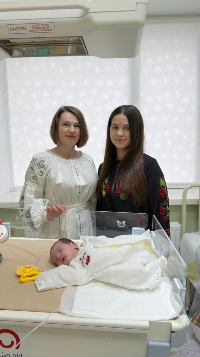 У Луцьку немовлят одягнули у перші в їхньому житті вишиванки. ФОТО